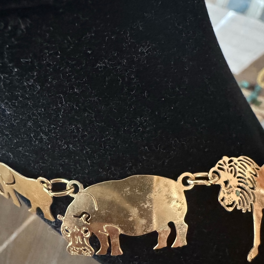 🦓 Wild Bryde Vintage African Safari Necklace – Gold Tone Animal Silhouette - Picture 5 of 5